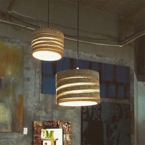 Dos lámparas de diseño en cartón