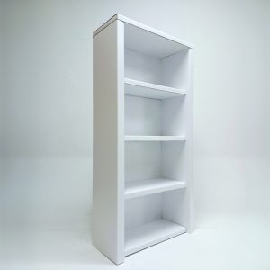 Estantería blanca con entrepaños